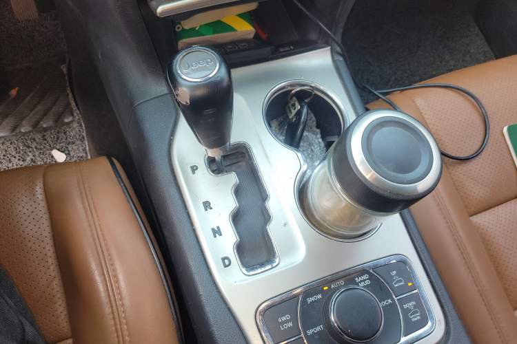 Used Jeep Grand Cherokee 2011 5.7L Flagship Navigation Edition Gear Lever