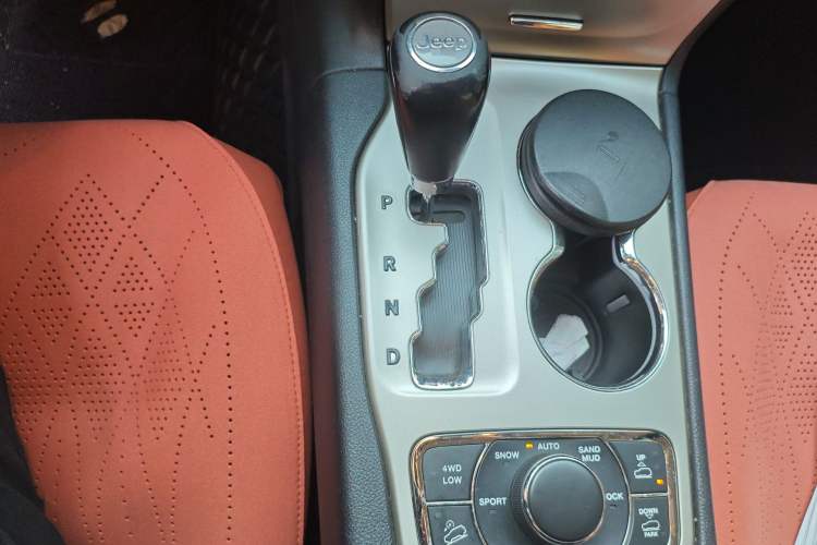 Used Jeep Grand Cherokee 2011 5.7L Flagship Navigation Edition Gear Lever