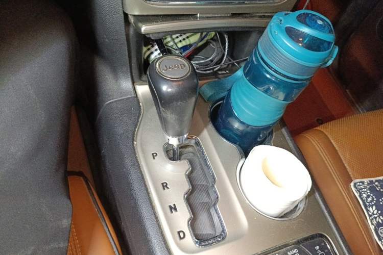 Used Jeep Grand Cherokee 2011 3.6L Flagship Edition Gear Lever