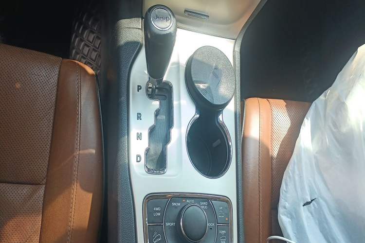 Used Jeep Grand Cherokee 2011 5.7L Flagship Navigation Edition Gear Lever