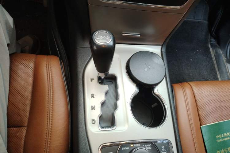 Used Jeep Grand Cherokee 2011 3.6L Flagship Edition Gear Lever