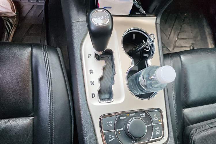 Used Jeep Grand Cherokee 2011 3.6L Luxury Navigation Edition Gear Lever