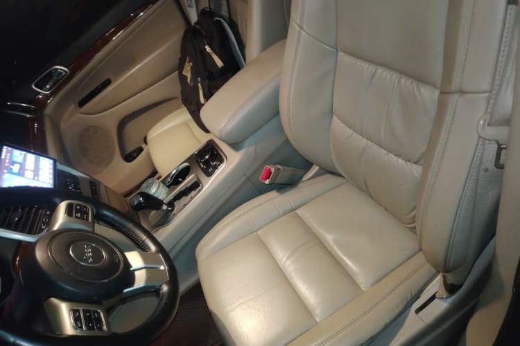 Used Jeep Grand Cherokee 2011 3.6L Luxury Edition Left Front Seat