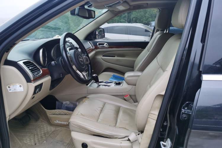 Used Jeep Grand Cherokee 2011 3.6L Luxury Navigation Edition Left Front Seat