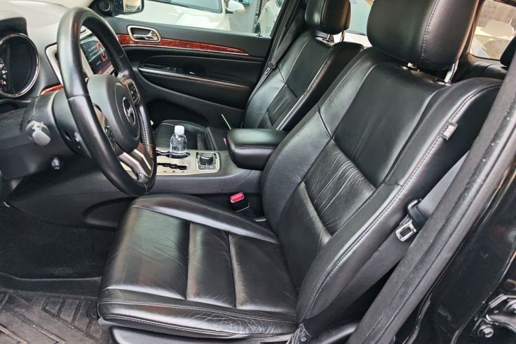 Used Jeep Grand Cherokee 2011 3.6L Luxury Navigation Edition Left Front Seat