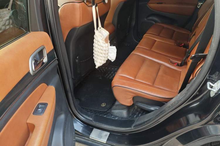 Used Jeep Grand Cherokee 2011 5.7L Flagship Navigation Edition Left Rear Seat