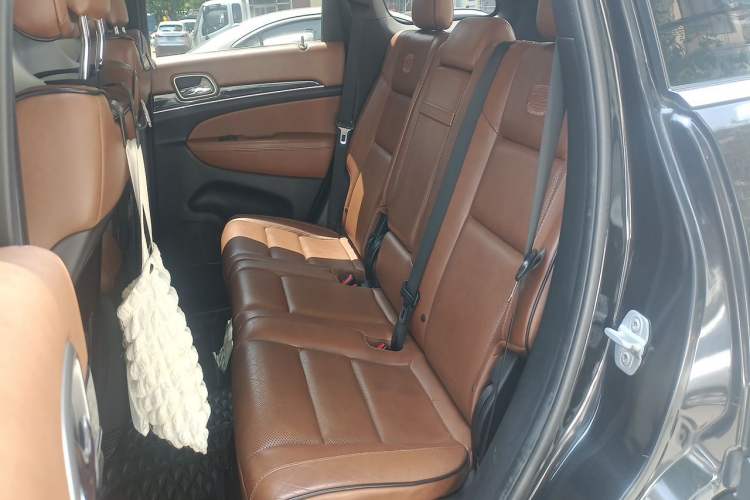 Used Jeep Grand Cherokee 2011 5.7L Flagship Navigation Edition Left Rear Seat
