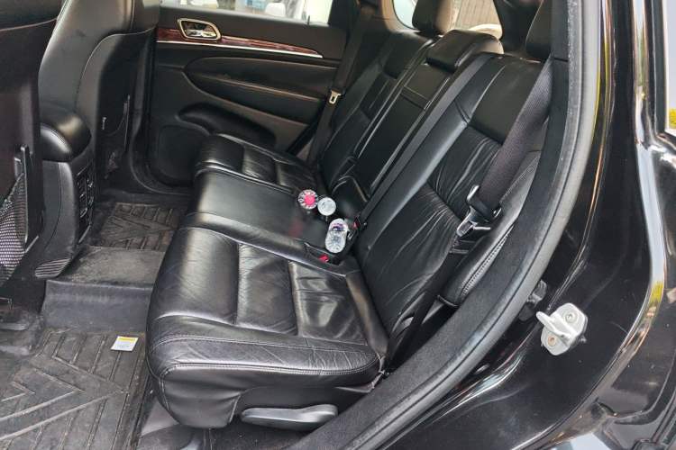 Used Jeep Grand Cherokee 2011 3.6L Luxury Navigation Edition Left Rear Seat