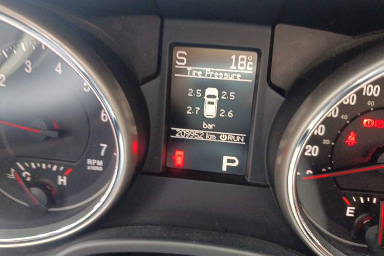 Used Jeep Grand Cherokee 2011 3.6L Luxury Edition Odometer Close Up
