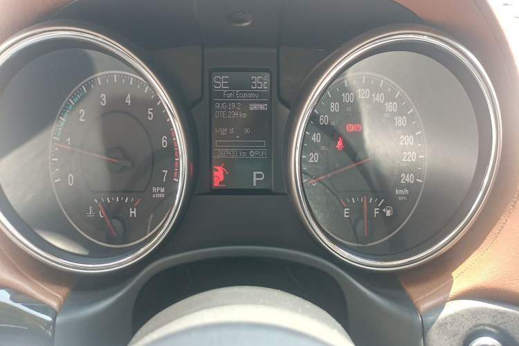 Used Jeep Grand Cherokee 2011 5.7L Flagship Navigation Edition Odometer Close Up