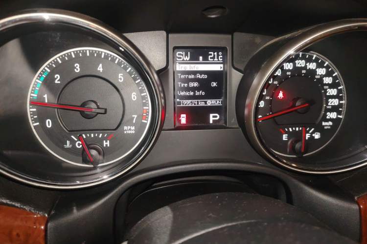 Used Jeep Grand Cherokee 2011 3.6L Luxury Edition Odometer Close Up