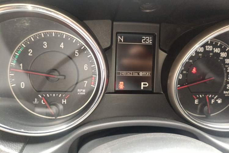 Used Jeep Grand Cherokee 2011 3.6L Luxury Navigation Edition Odometer Close Up