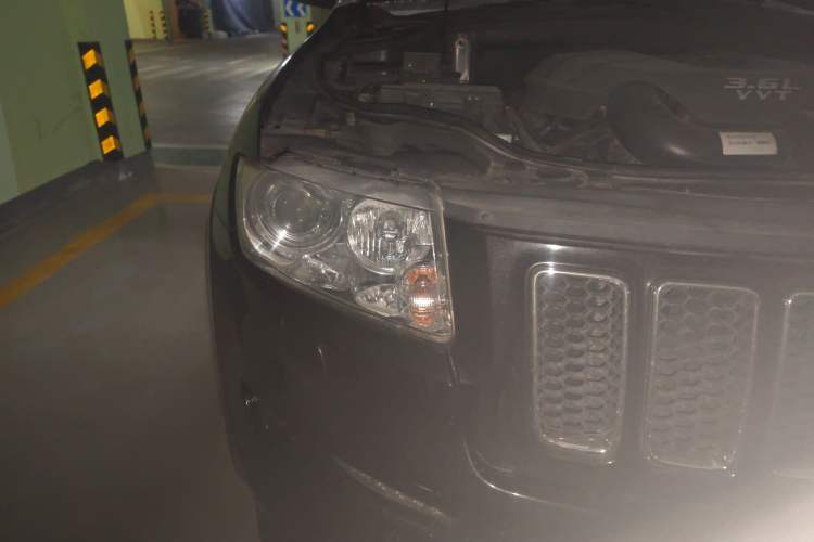 Used Jeep Grand Cherokee 2011 Revised 3.6L Flagship Edition Right Front Headlight