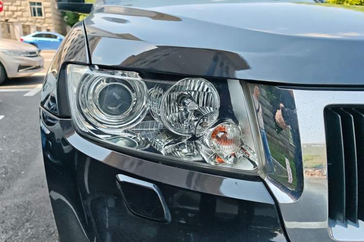 Used Jeep Grand Cherokee 2011 3.6L Luxury Navigation Edition Right Front Headlight