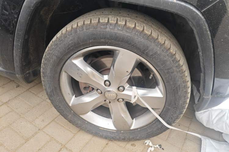 Used Jeep Grand Cherokee 2011 5.7L Flagship Navigation Edition Right Front Wheel Hub