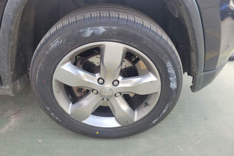 Used Jeep Grand Cherokee 2011 5.7L Flagship Navigation Edition Right Front Wheel Hub