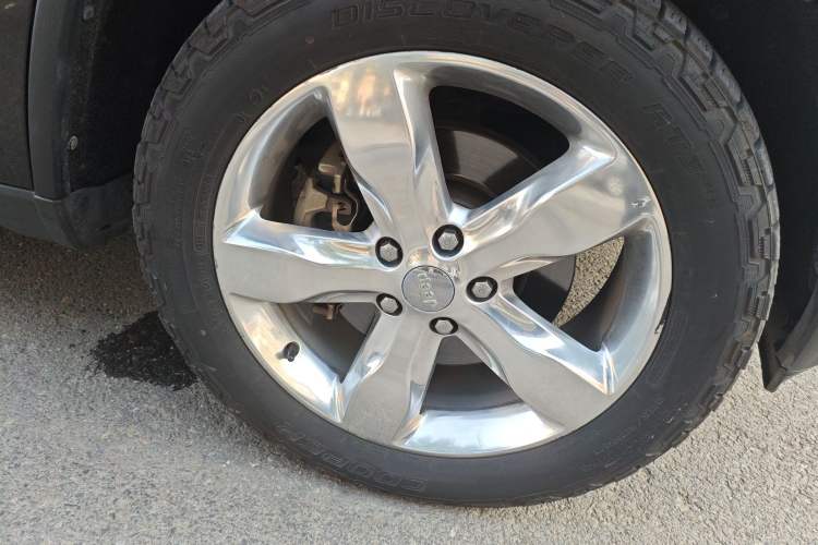 Used Jeep Grand Cherokee 2011 5.7L Flagship Navigation Edition Right Front Wheel Hub