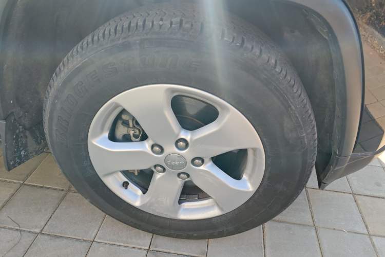 Used Jeep Grand Cherokee 2011 3.6L Comfort Edition Right Front Wheel Hub