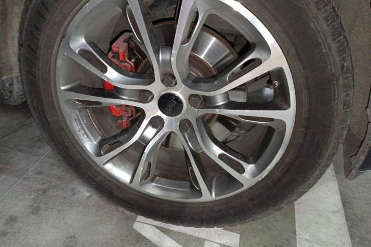 Used Jeep Grand Cherokee 2011 3.6L Flagship Edition Right Front Wheel Hub