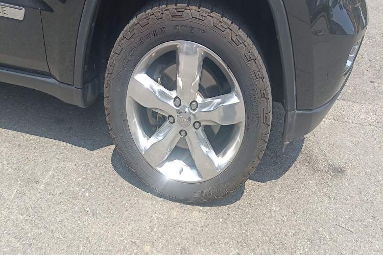 Used Jeep Grand Cherokee 2011 5.7L Flagship Navigation Edition Right Front Wheel Hub