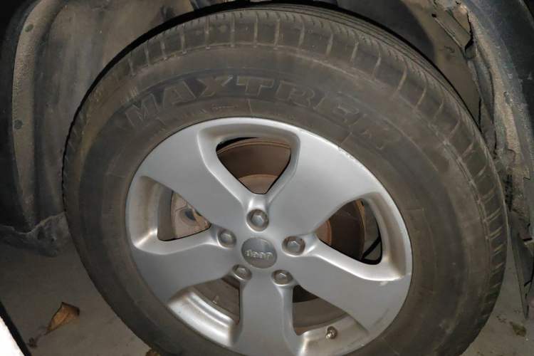 Used Jeep Grand Cherokee 2011 3.6L Luxury Edition Right Front Wheel Hub