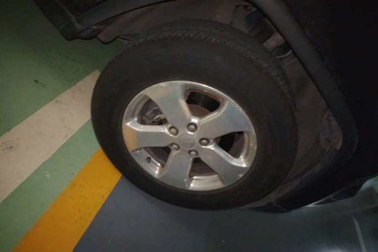 Used Jeep Grand Cherokee 2011 3.6L Luxury Edition Right Front Wheel Hub