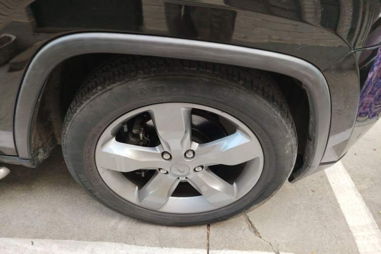 Used Jeep Grand Cherokee 2011 3.6L Flagship Edition Right Front Wheel Hub