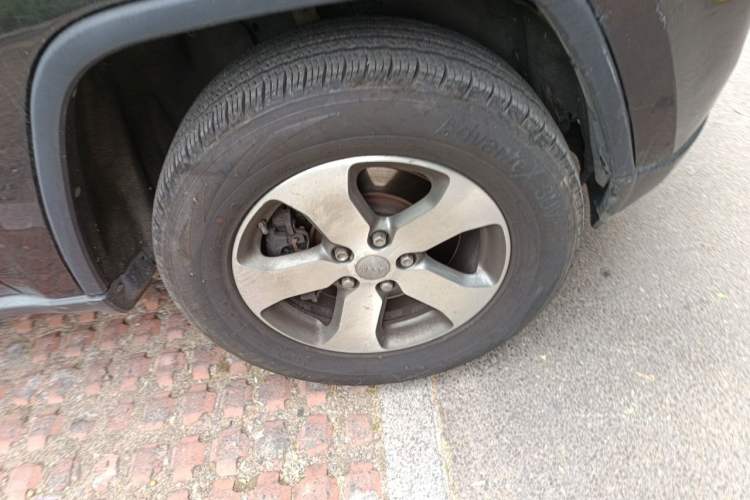 Used Jeep Grand Cherokee 2011 Revised 3.6L Classic Edition Right Front Wheel Hub
