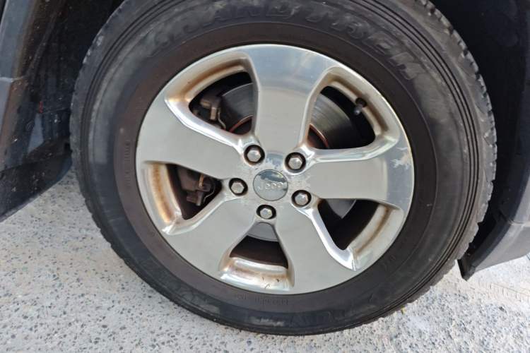 Used Jeep Grand Cherokee 2011 Revised Version 3.6L Comfort Edition Right Front Wheel Hub