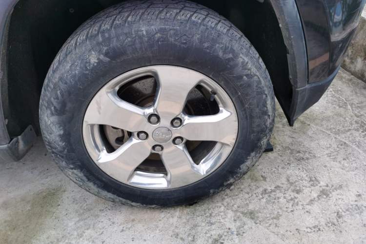 Used Jeep Grand Cherokee 2011 3.6L Luxury Navigation Edition Right Front Wheel Hub
