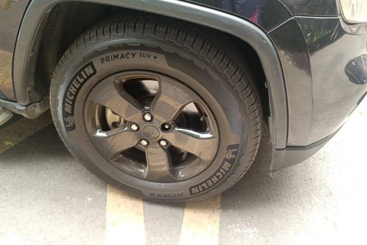 Used Jeep Grand Cherokee 2011 3.6L Luxury Navigation Edition Right Front Wheel Hub