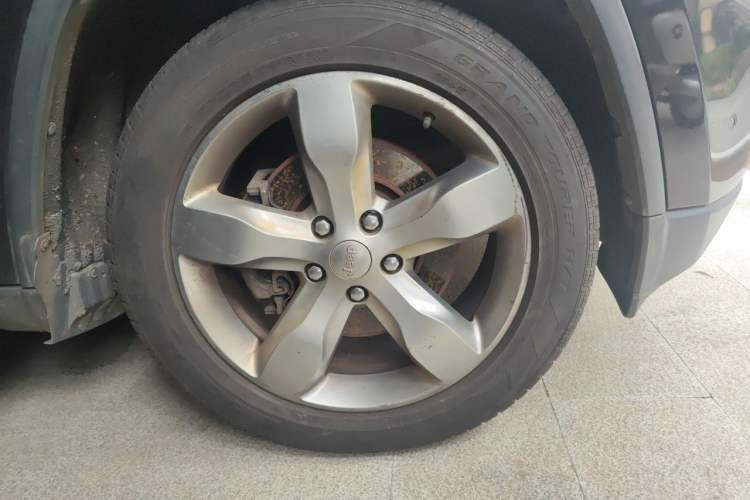 Used Jeep Grand Cherokee 2011 3.6L Flagship Edition Right Front Wheel Hub