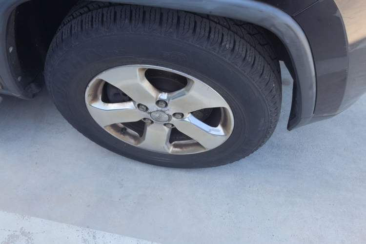 Used Jeep Grand Cherokee 2011 Revised Version 3.6L Comfort Edition Right Front Wheel Hub
