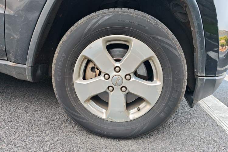 Used Jeep Grand Cherokee 2011 3.6L Luxury Navigation Edition Right Front Wheel Hub