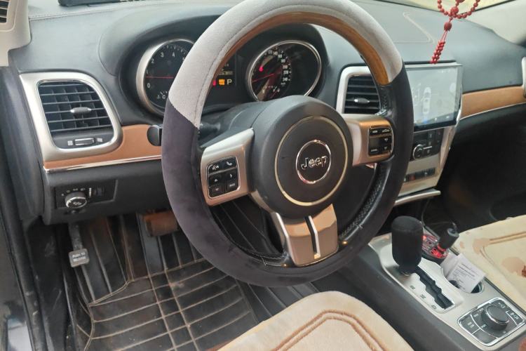 Used Jeep Grand Cherokee 2011 5.7L Flagship Navigation Edition Steering Wheel