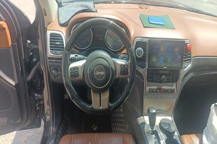 Used Jeep Grand Cherokee 2011 5.7L Flagship Navigation Edition Steering Wheel