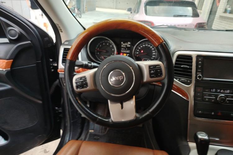 Used Jeep Grand Cherokee 2011 3.6L Flagship Edition Steering Wheel