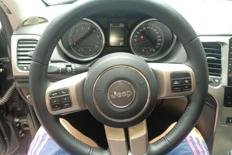 Used Jeep Grand Cherokee 2011 3.6L Luxury Navigation Edition Steering Wheel