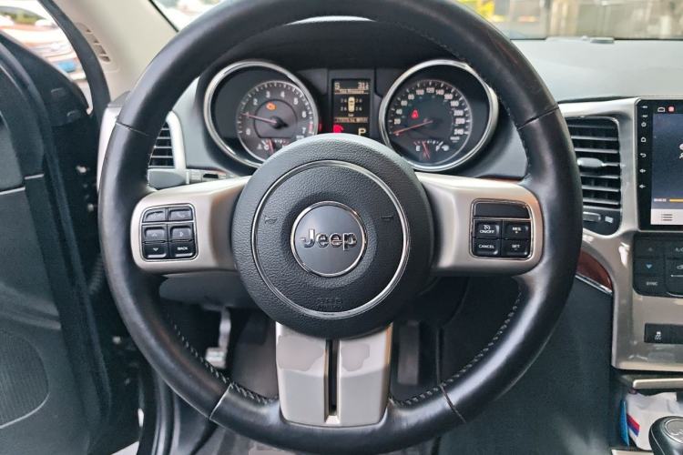 Used Jeep Grand Cherokee 2011 3.6L Luxury Navigation Edition Steering Wheel