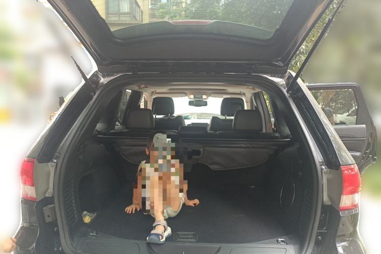 Used Jeep Grand Cherokee 2011 3.6L Luxury Navigation Edition Trunk