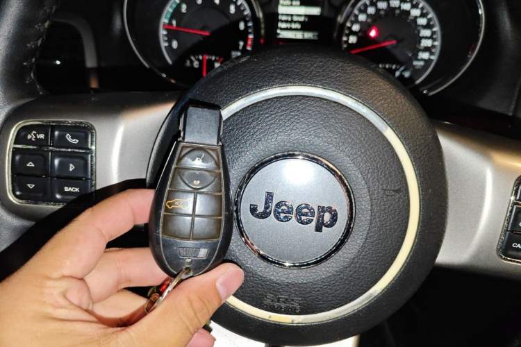 Used Jeep Grand Cherokee 2011 3.6L Luxury Edition Vehicle Key