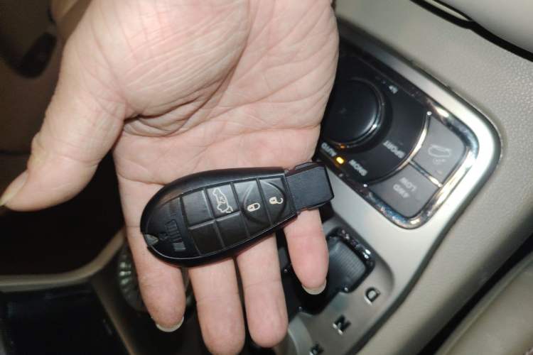 Used Jeep Grand Cherokee 2011 3.6L Luxury Edition Vehicle Key