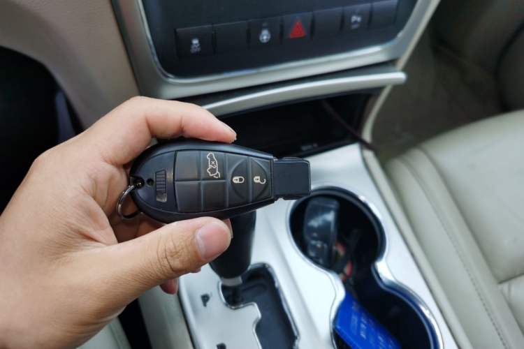 Used Jeep Grand Cherokee 2011 3.6L Luxury Navigation Edition Vehicle Key