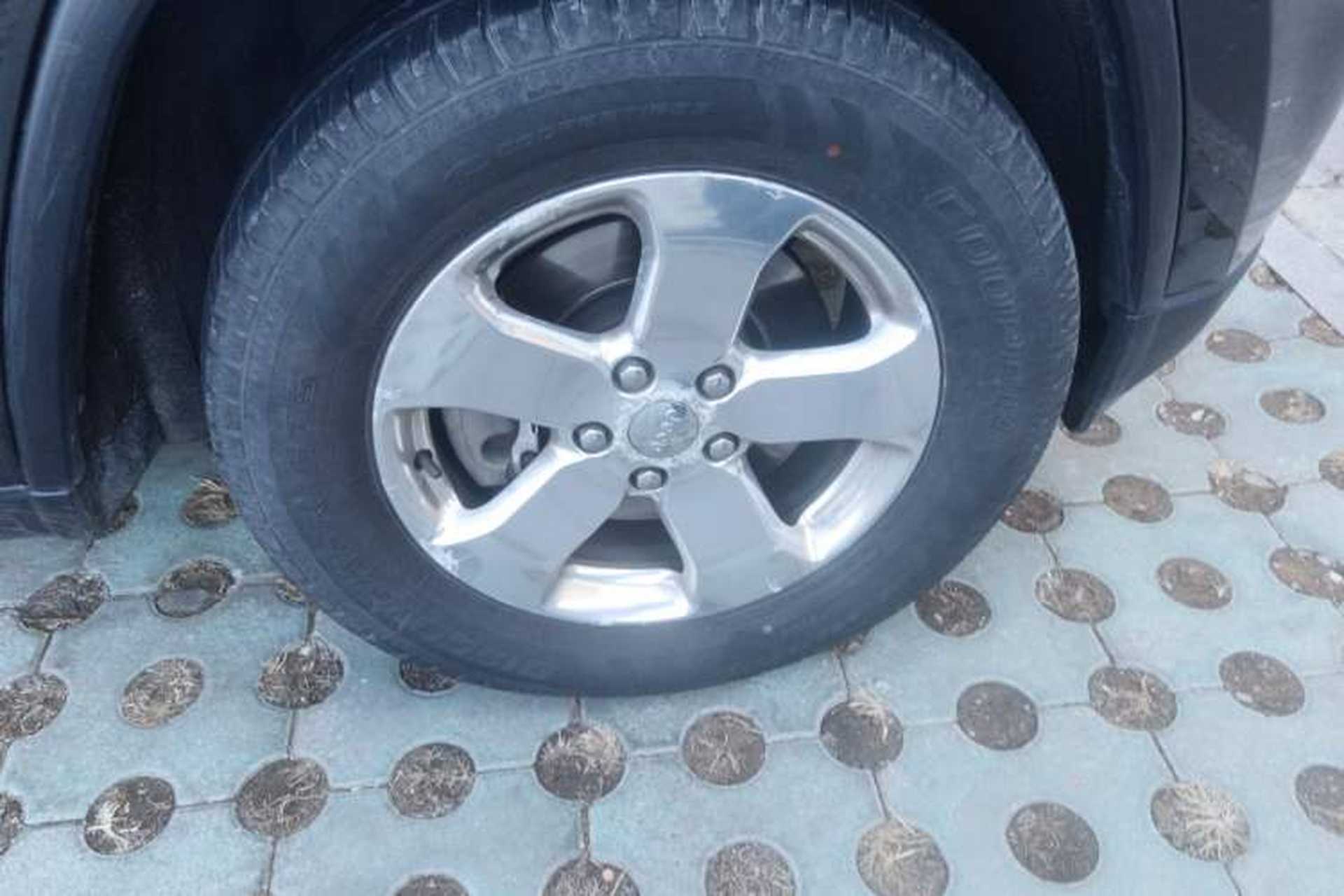 Used Jeep Grand Cherokee 2011 3.6L Comfort Edition Right Front Wheel Hub