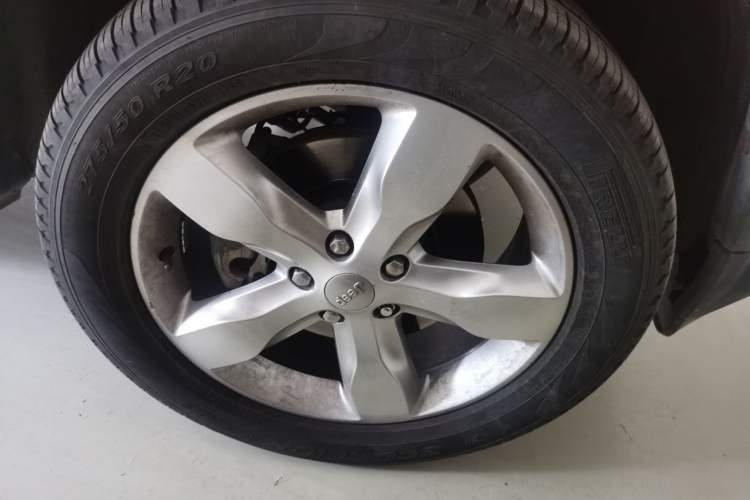 Used Jeep Grand Cherokee  Right Front Wheel Hub
