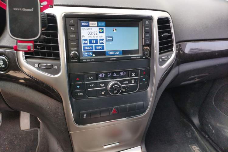Used Jeep Grand Cherokee 2011 3.6L Comfort Edition Audio And AC Panel
