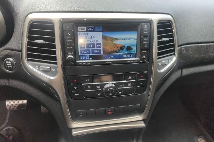 Used Jeep Grand Cherokee 2011 3.6L Luxury Navigation Edition Audio And AC Panel