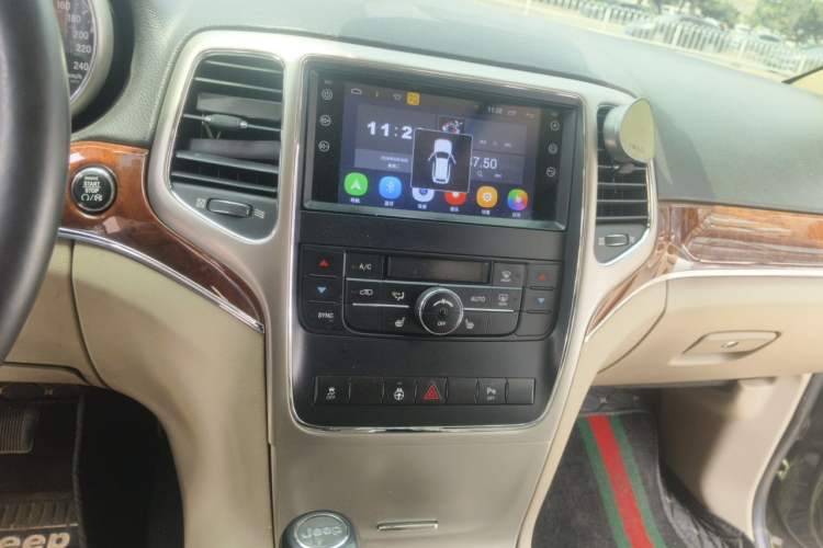 Used Jeep Grand Cherokee 2011 3.6L Luxury Navigation Edition Audio And AC Panel