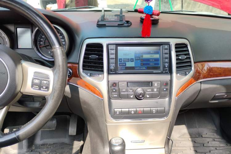 Used Jeep Grand Cherokee 2011 Revised 3.6L Luxury Edition Audio And AC Panel