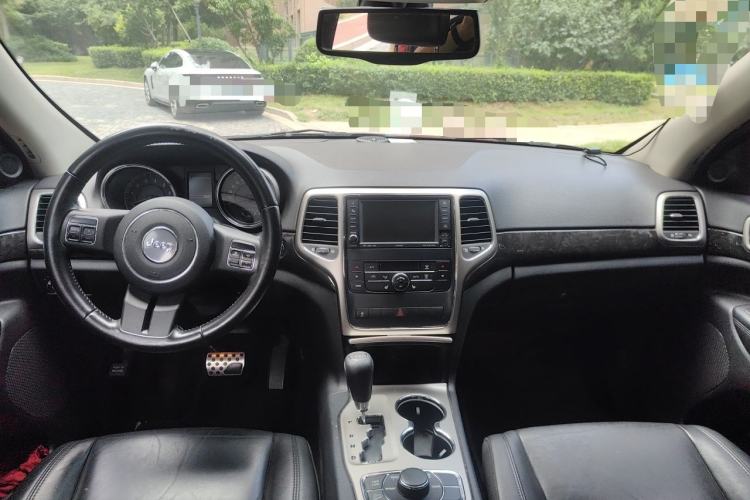 Used Jeep Grand Cherokee 2011 3.6L Luxury Navigation Edition Center Console